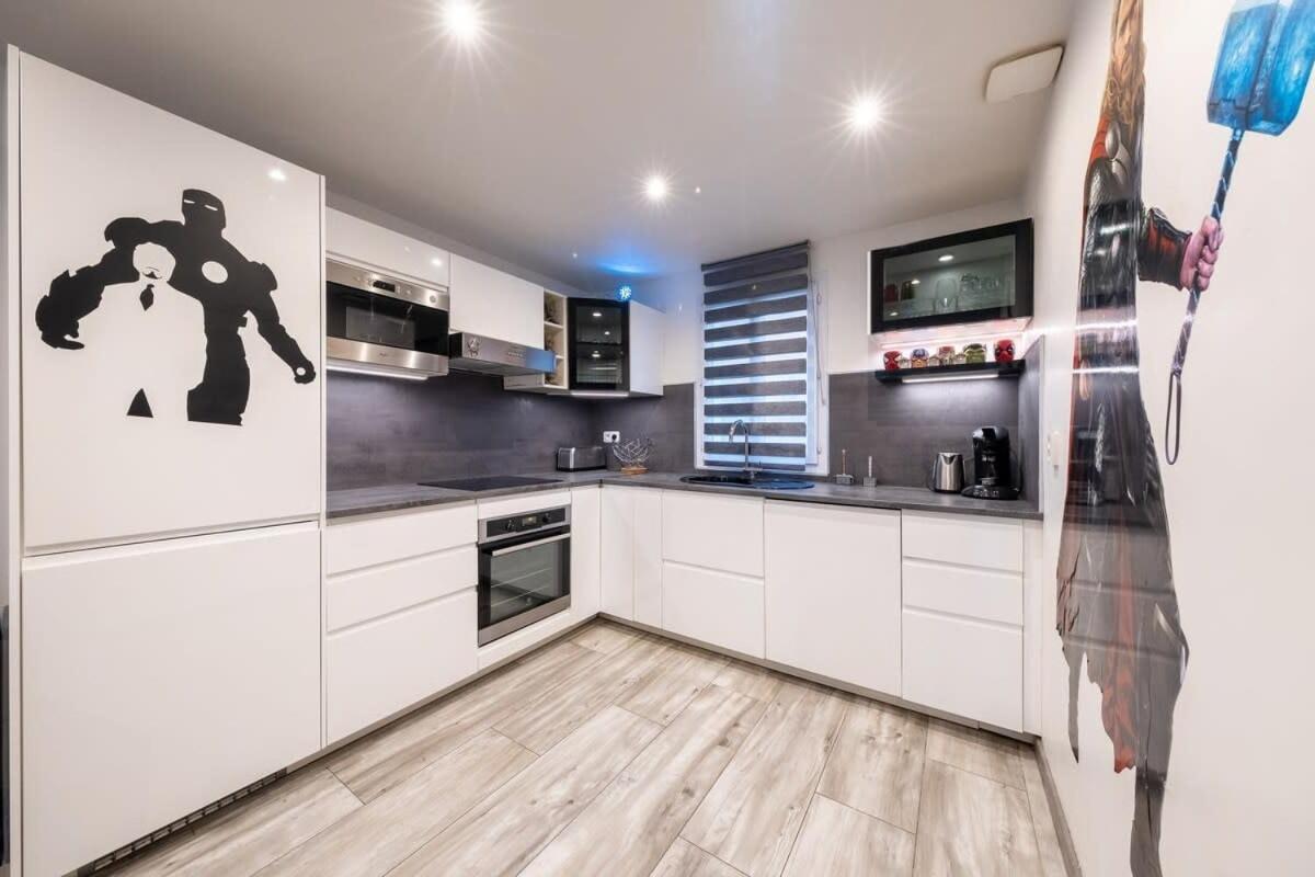 Disney Avengers Home Magny-le-Hongre Kültér fotó